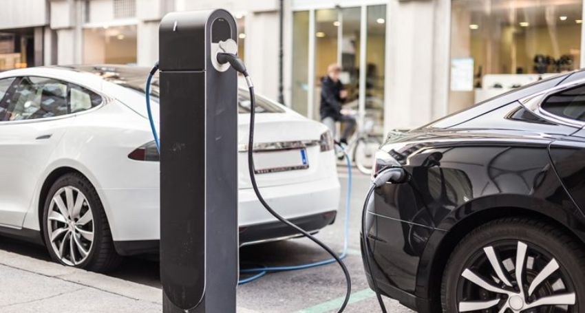 evs vs autonomous cars​