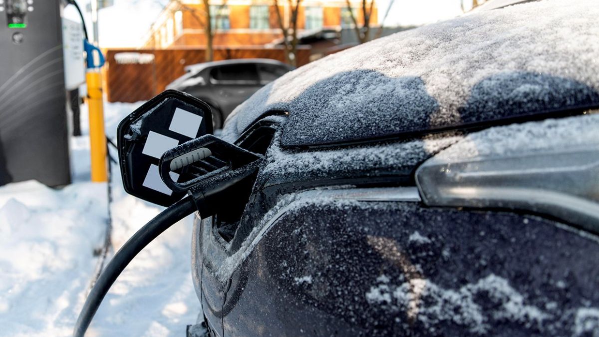 how do ev batteries perform in cold weather​