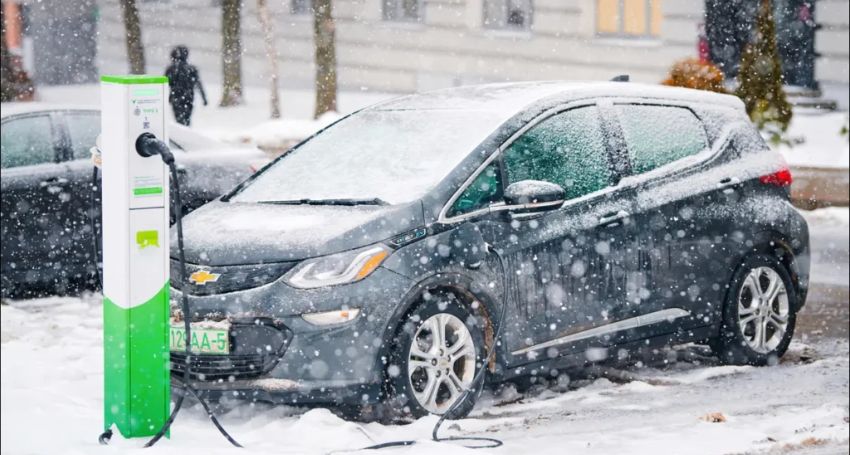 how does cold weather affect electric vehicles​